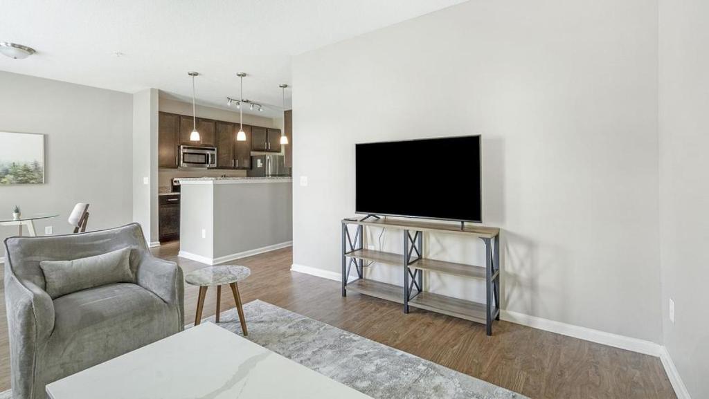 een woonkamer met een bank en een televisie bij Landing Modern Apartment with Amazing Amenities (ID2796X33) in Smyrna