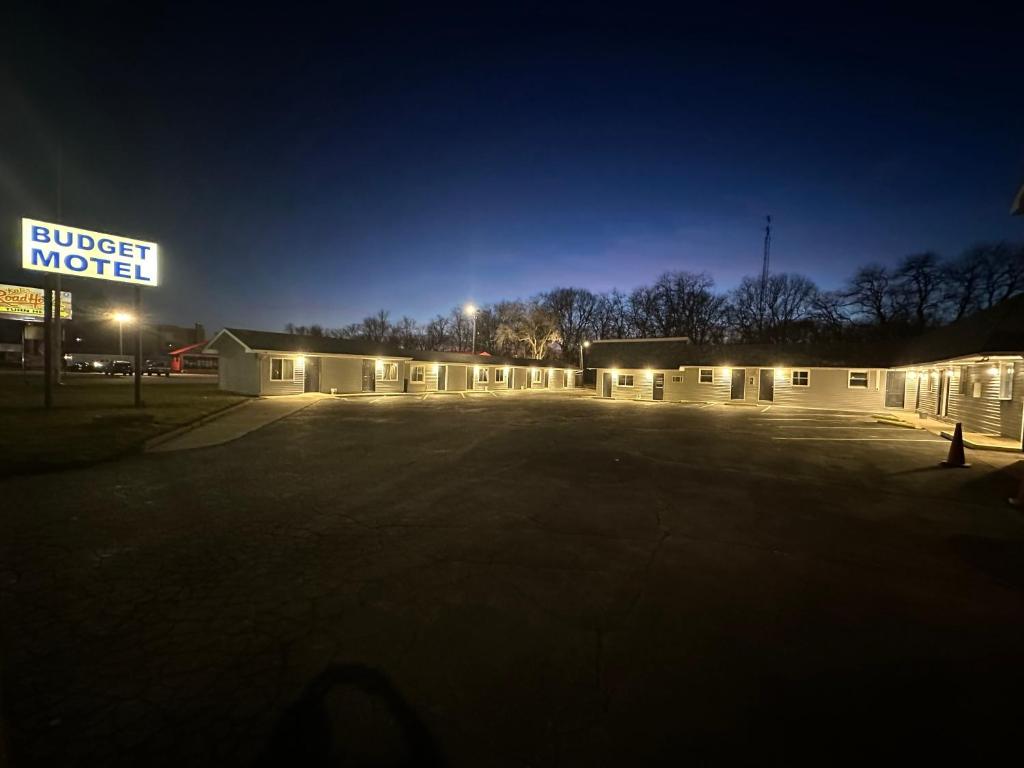 un gran estacionamiento con un cartel de motel aurger por la noche en BUDGET MOTEL en Danville