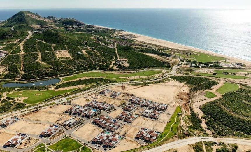 una vista aérea de un complejo cerca del océano en Amazing 2BR Pool/Jacuzzi/Beach/ Resort/10Min Cabo, en Cabo San Lucas