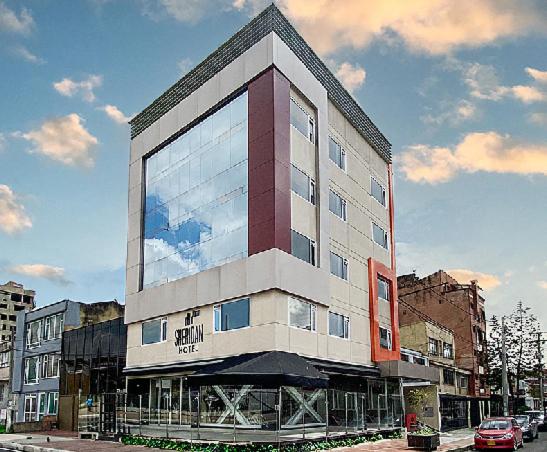 ボゴタにあるHOTEL SHERIDAN BOGOTAの市通りに建つ高層ビル