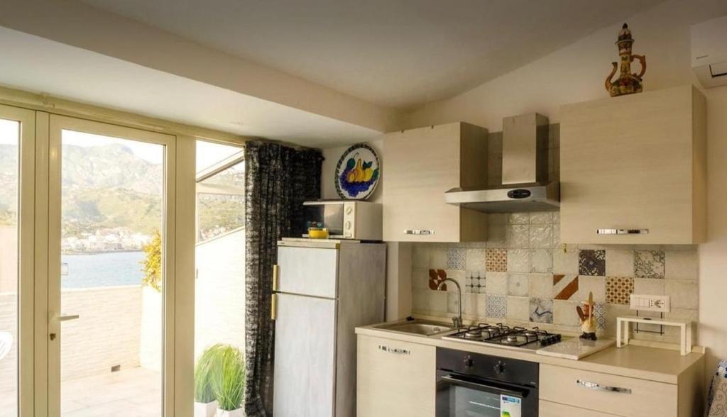 A kitchen or kitchenette at Janeta Panoramic Loft
