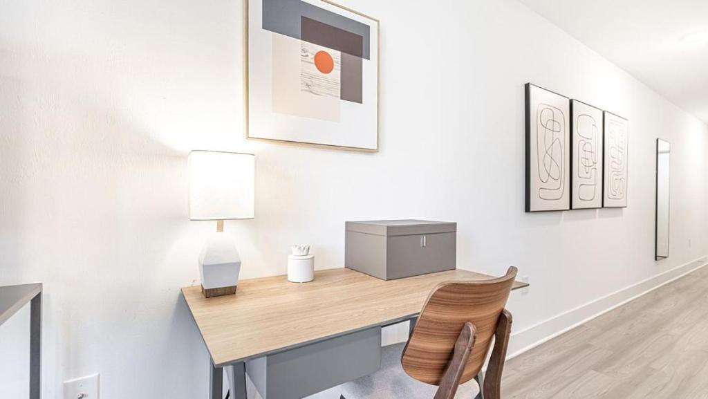 escritorio con lámpara y silla en una habitación en Landing Modern Apartment with Amazing Amenities (ID7967X26), en Fort Myers
