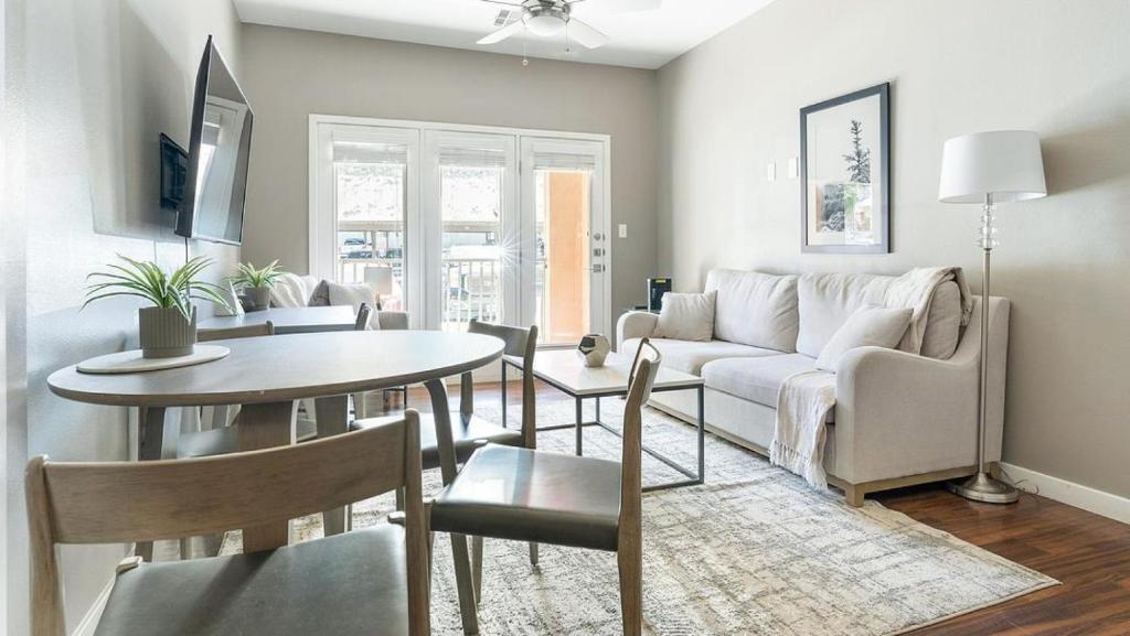 A seating area at Landing Modern Apartment with Amazing Amenities (ID5789X48)