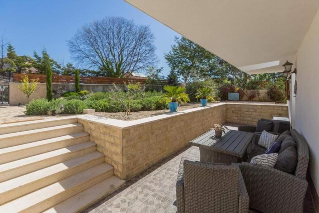 Apartments with parking space Pula - 22308
