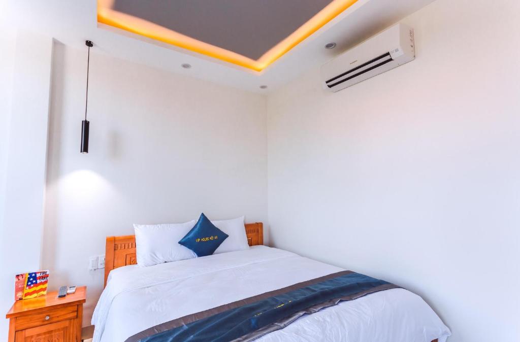 Postel nebo postele na pokoji v ubytování Vip House Hoi An Homestay