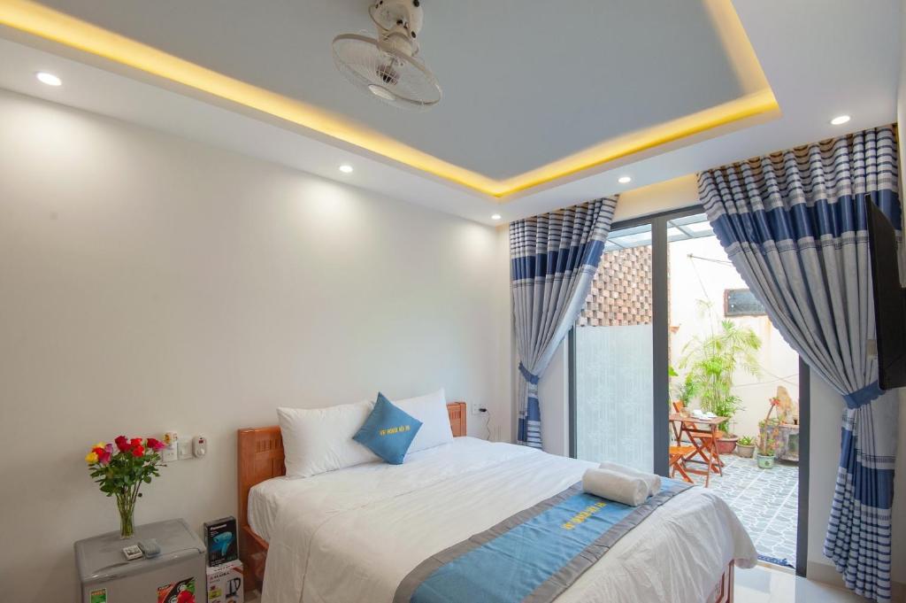 Postel nebo postele na pokoji v ubytování Vip House Hoi An Homestay