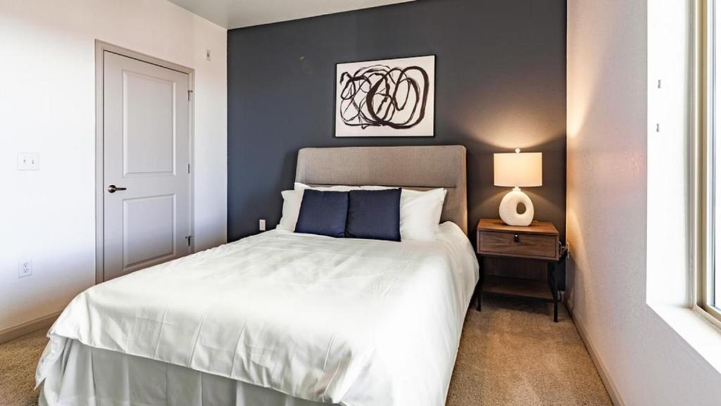 sypialnia z łóżkiem z niebieską ścianą w obiekcie Landing Modern Apartment with Amazing Amenities (ID7813X12) w Aurorze