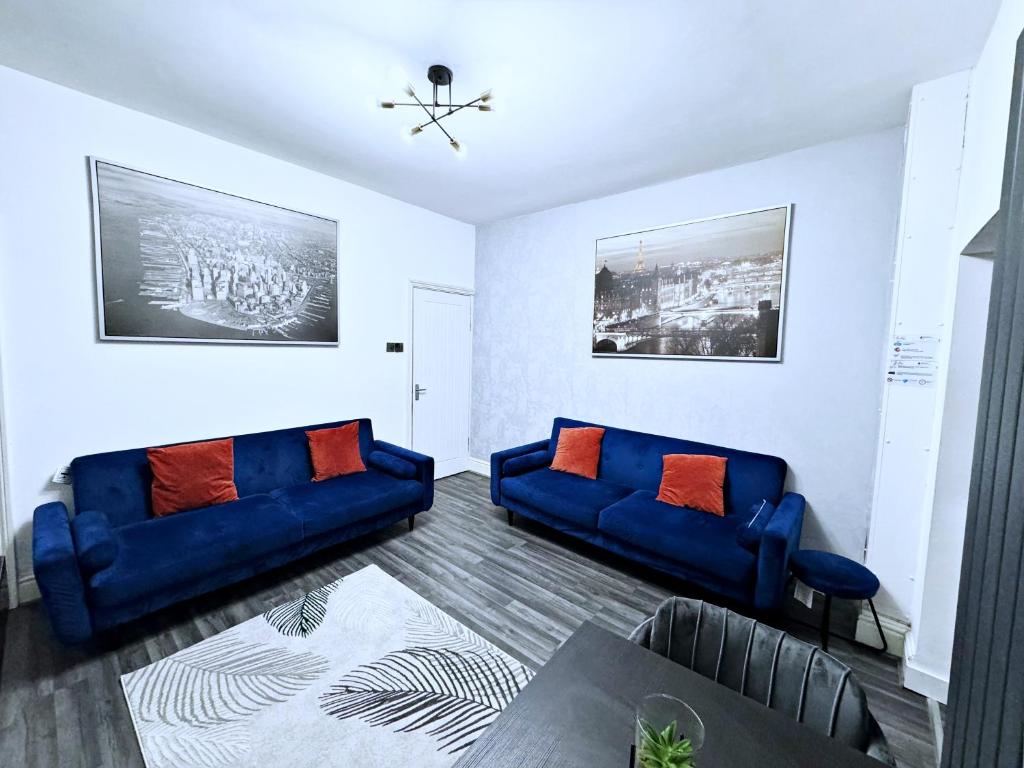 Large 4 Bedroom TownHouse with Free Parking Near MCR Center - Apartment