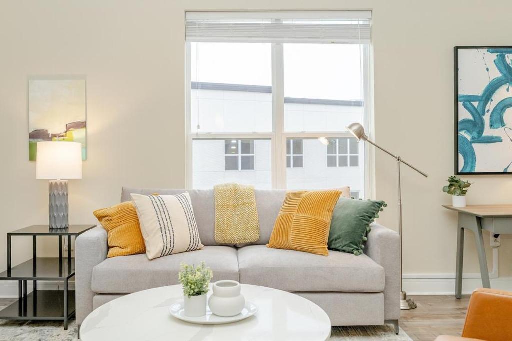 uma sala de estar com um sofá e uma mesa em Landing Modern Apartment with Amazing Amenities (ID2685X5) em Beachwood