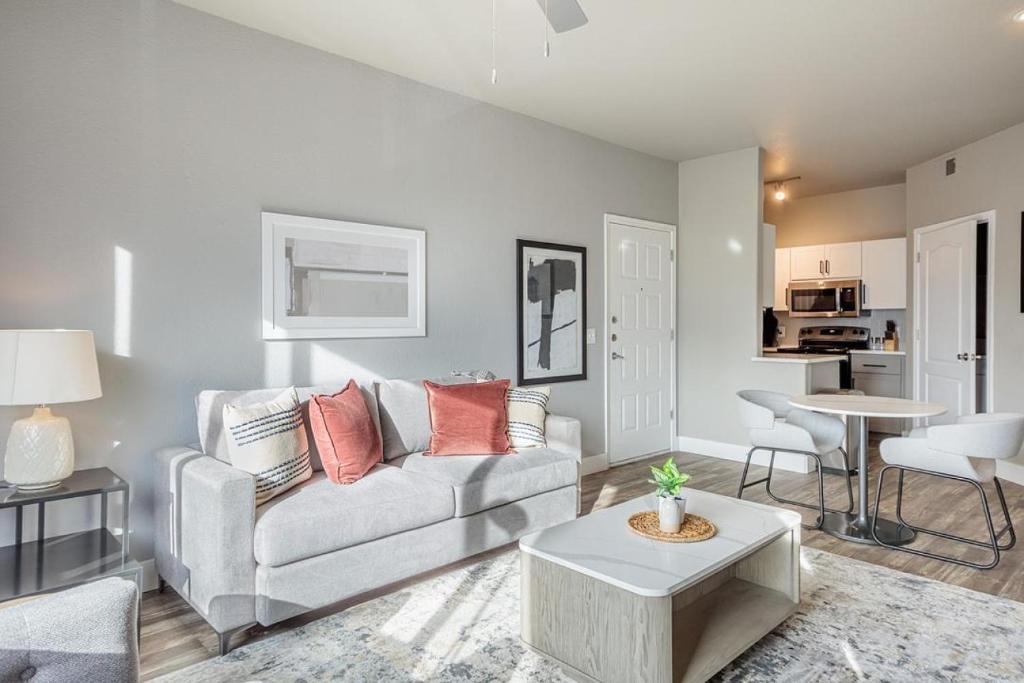 ein Wohnzimmer mit einem Sofa und einem Tisch in der Unterkunft Landing Modern Apartment with Amazing Amenities (ID8723X6) in Phoenix