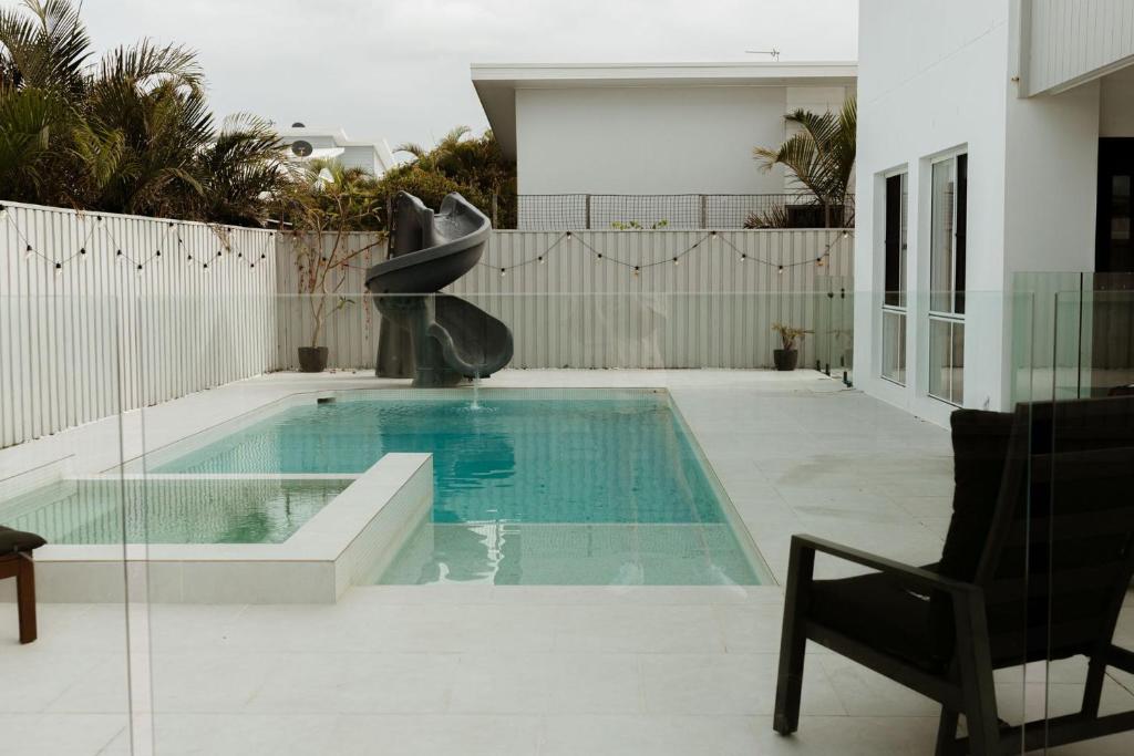 une piscine au milieu d'une maison dans l'établissement Putt Putt - Pool Slide - 100m to Beach - Ultimate Family Entertainer, à Kingscliff