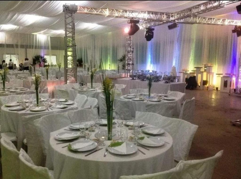 einen Bankettsaal mit weißen Tischen und weißen Stühlen in der Unterkunft Espaço Festas Eventos Corporativos in Balsa Nova