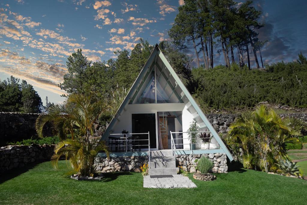 una pequeña casa con techo triangular en Cabaña puente Wilson, en Alto Boquete