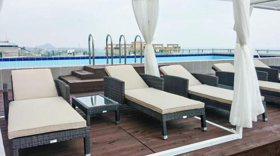 Bazén v ubytování Jeju Hotel the M nebo v jeho okolí