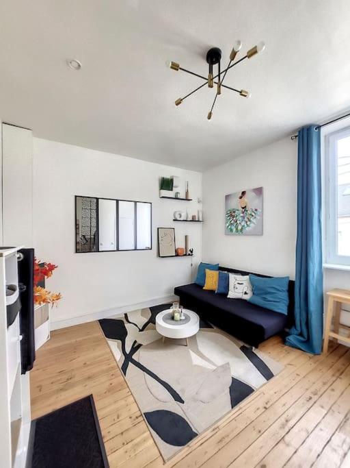 un salon avec un canapé et un ventilateur de plafond dans l'établissement Le chantenay, à Nantes