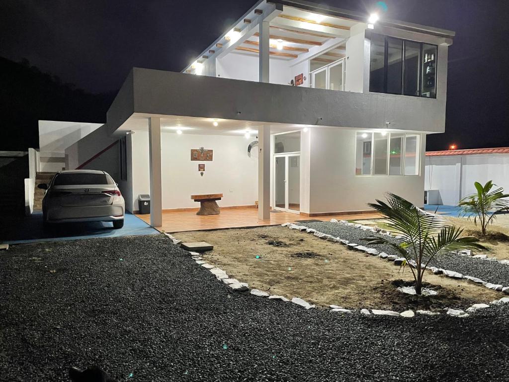 une maison avec une voiture garée devant elle dans l'établissement Villa Comando Privacidad Cerca al Mar, à Briseño