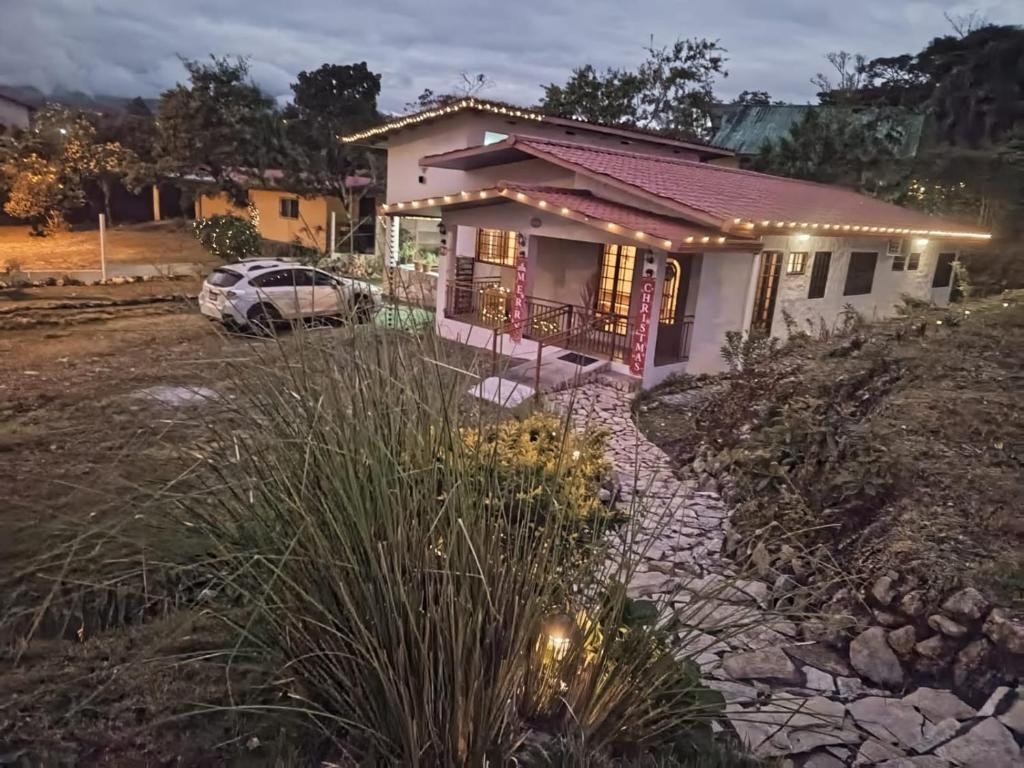 una casa con un coche aparcado delante de ella en Noelle’s House - Alto Boquete, a natural place to enjoy., en Alto Boquete