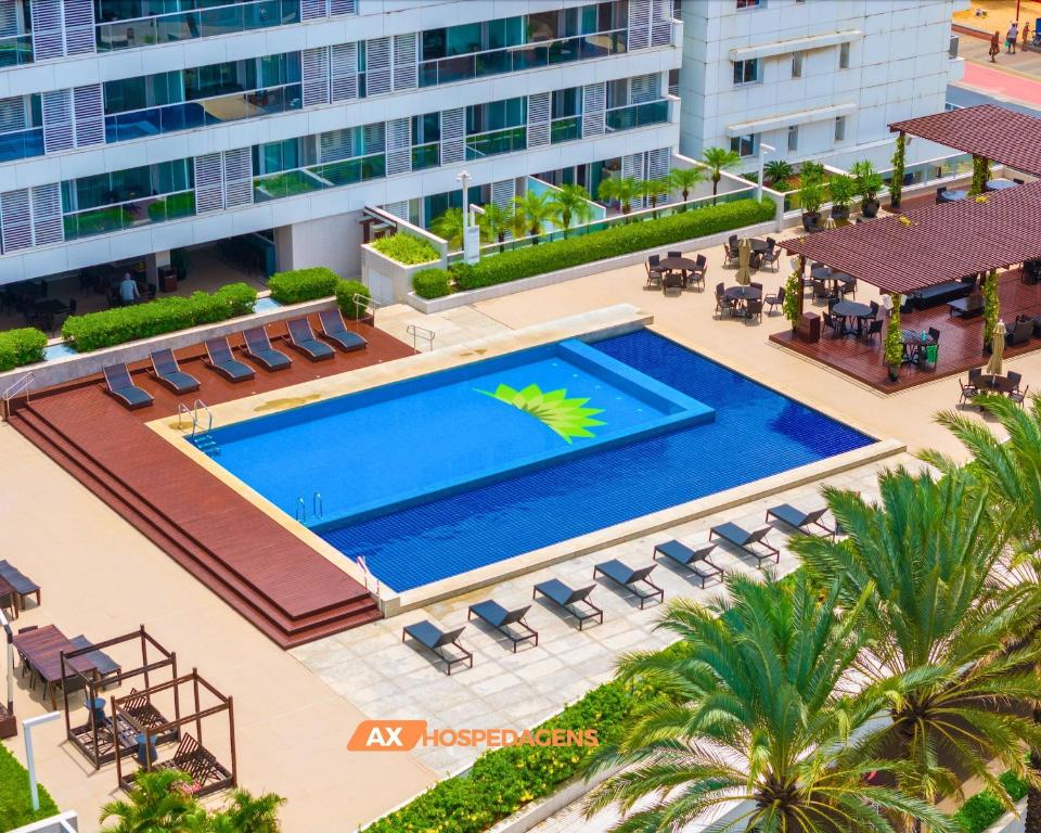 uma vista superior de uma piscina num edifício em AX Solar Tambaú em João Pessoa