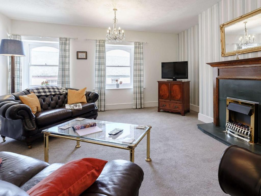ペンブロークにある3 Bed in Pembroke 83322のソファと暖炉のあるリビングルーム