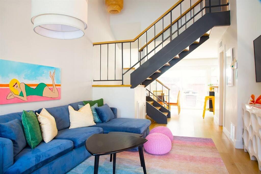 Χώρος καθιστικού στο Geometric Loft: renovated, hip, pets, pool/spa