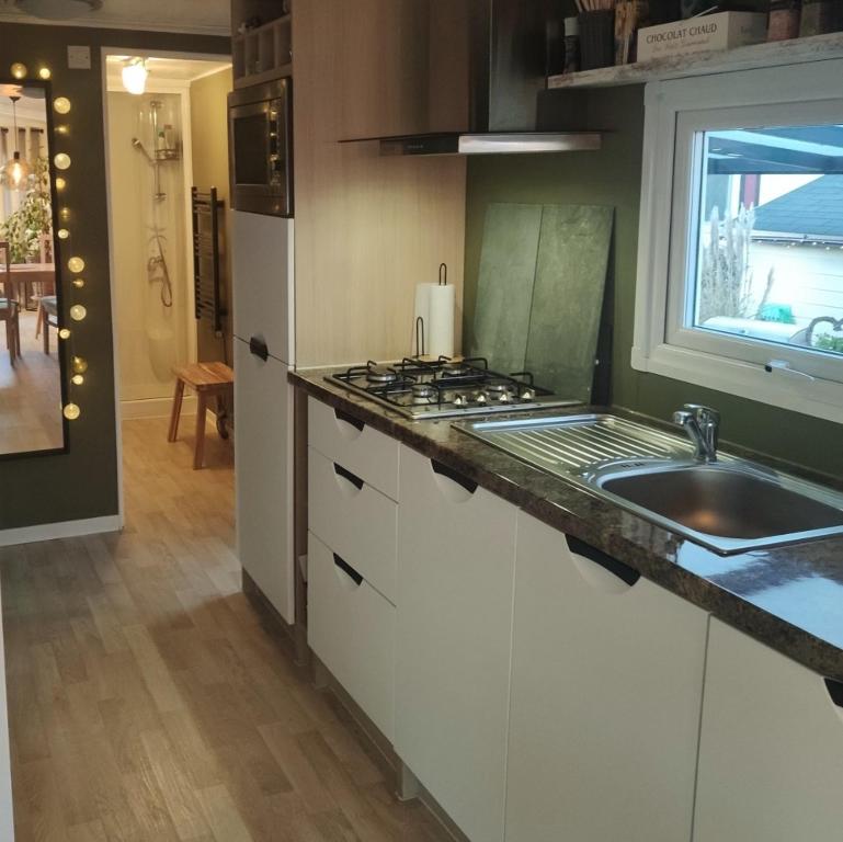 Kuchyň nebo kuchyňský kout v ubytování Chalet Olive im Park De Veerstal