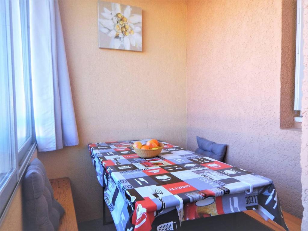 une table avec un bol d'oranges au dessus dans l'établissement Appartement 2 pièces avec loggia, garage, 3 min de la mer, classé 2 étoiles, ménage inclus - FR-1-251-552, à Bormes-les-Mimosas