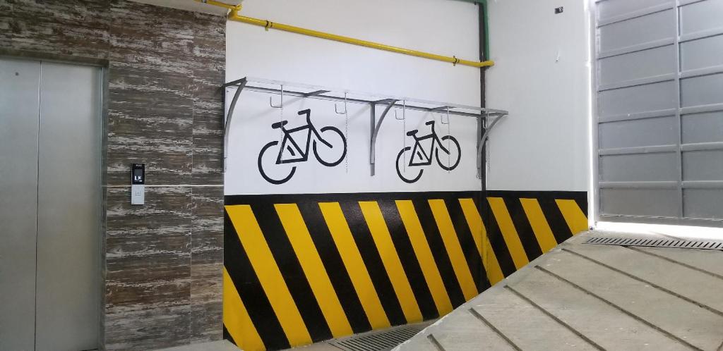 um quarto com duas bicicletas penduradas numa parede em Monoambiente full amoblado Cala Cala piso 2 em Cochabamba