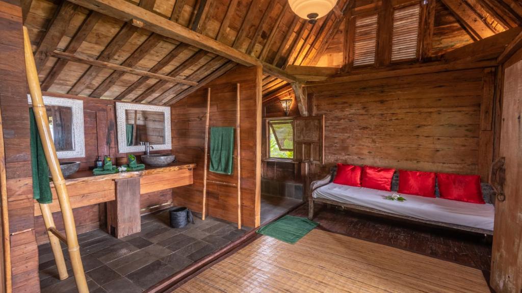Postel nebo postele na pokoji v ubytování Ratua Private Island Resort