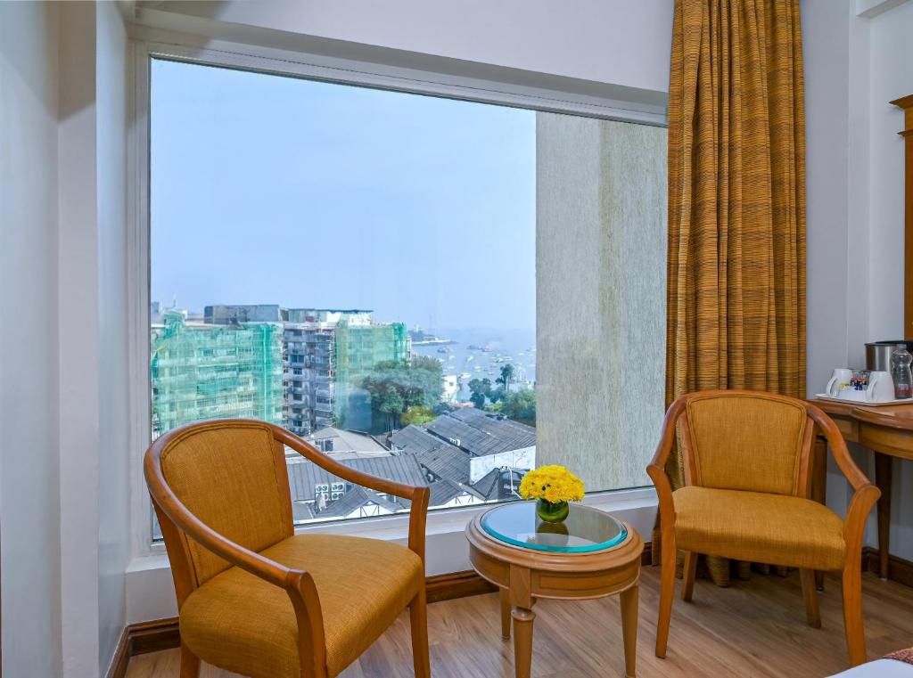 Posezení v ubytování Fariyas Hotel Mumbai , Colaba