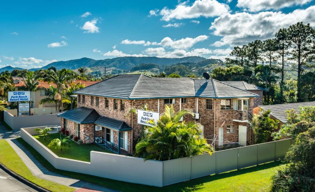 una casa en un suburbio con montañas al fondo en Park Beach Resort Motel, en Coffs Harbour