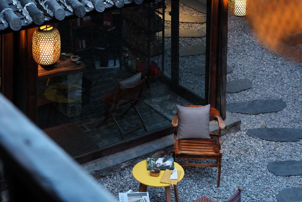 麗江市にあるFull Moon Innの窓際の椅子とテーブル