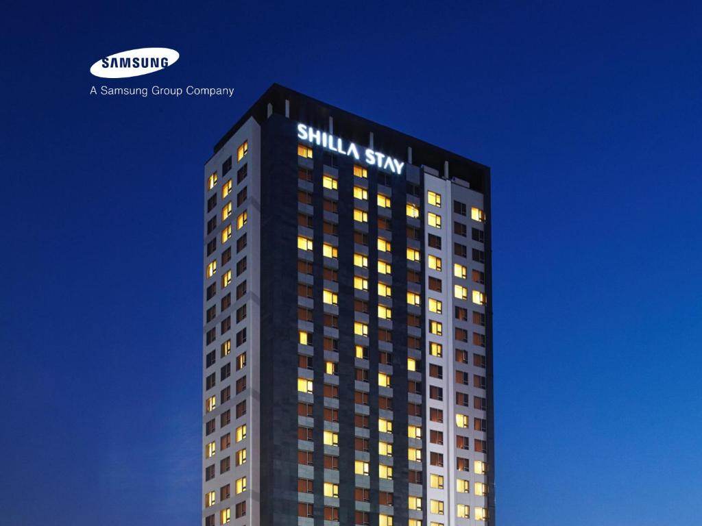 wysoki budynek ze znakiem Samsung w obiekcie Shilla Stay Seodaemun Seoul Station w Seulu