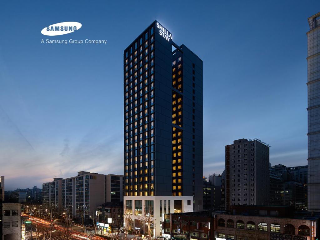 una rappresentazione di un edificio alto in una città di Shilla Stay Seocho Gangnam Station a Seul