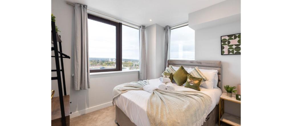 ハーロウにあるHarmonious Greens: Cozy 1-Bed Flat in Harrowのベッドルーム(ベッド1台、窓付)