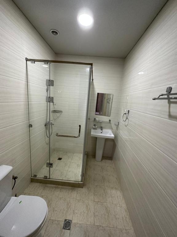 een badkamer met een douche, een toilet en een wastafel bij Karavan in Yakkasaray
