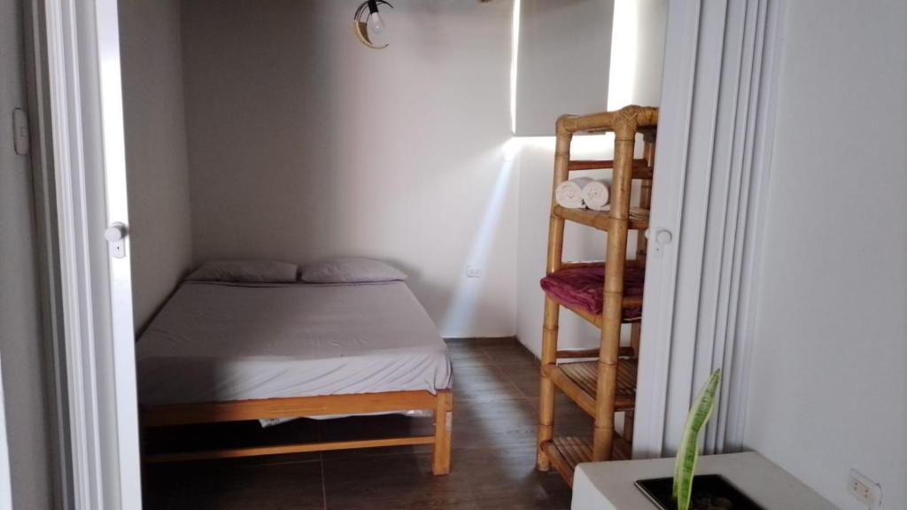 Costa Luna في فيشايتو: غرفة نوم صغيرة بها سرير وكرسي