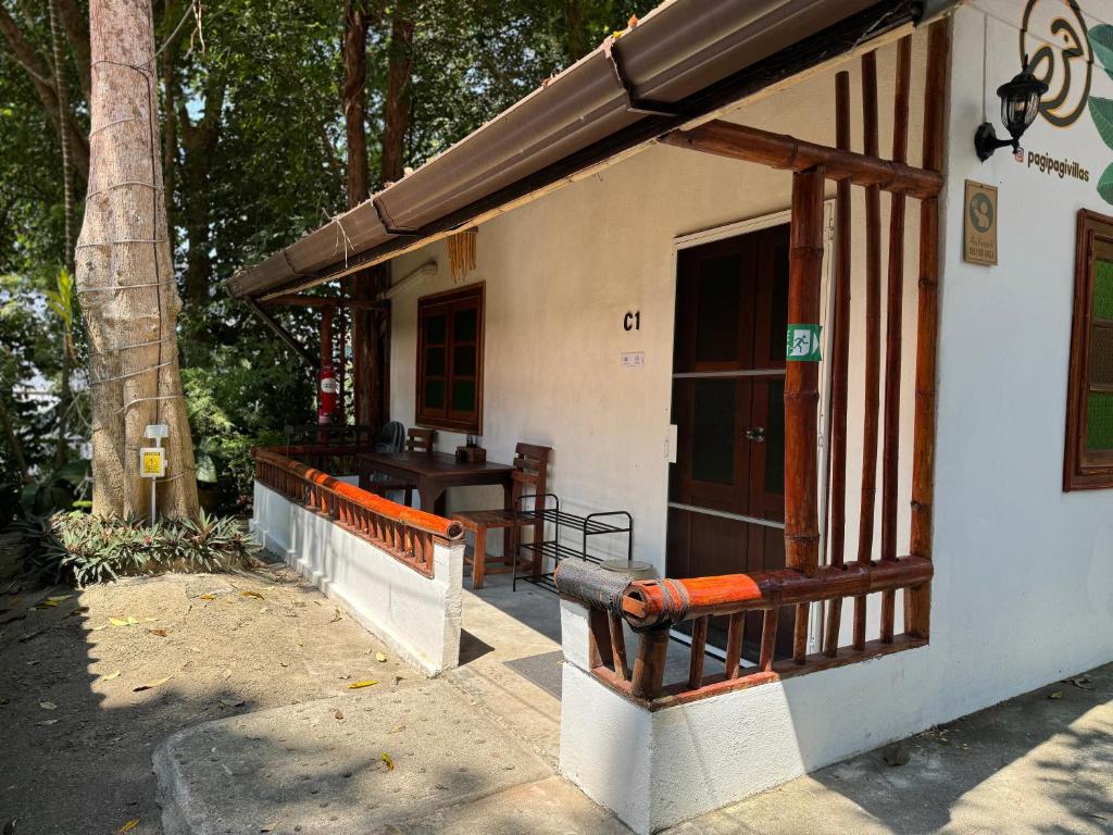 Balkón nebo terasa v ubytování Pagi Pagi villas