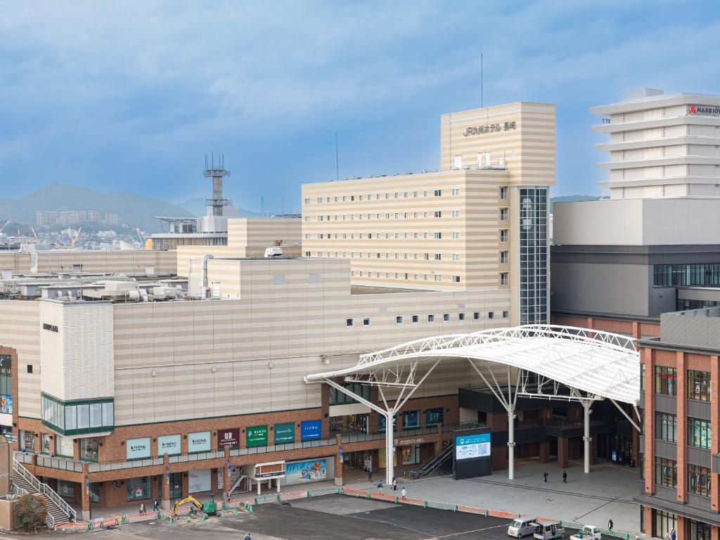 長崎的住宿－JR長崎九州酒店，城市中一群高大的建筑