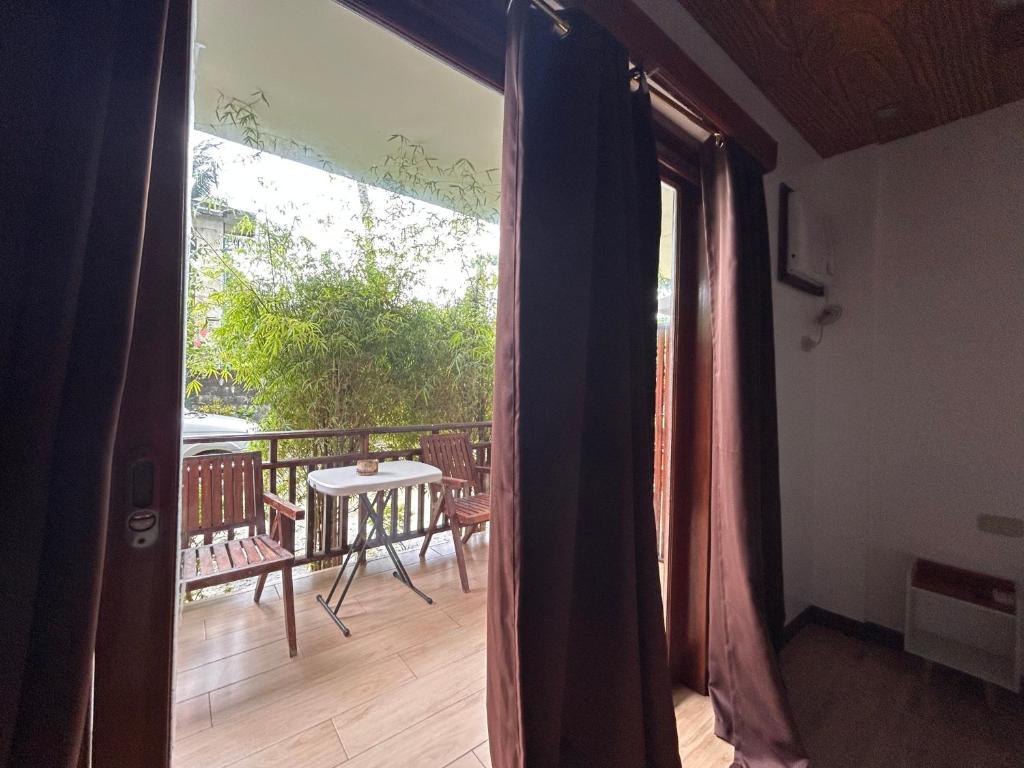 Rõdu või terrass majutusasutuses Puyo Suites Homestay