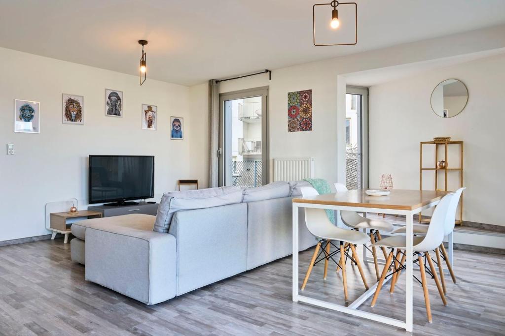 TV/trung tâm giải trí tại Appartement proche métro & 2 balcons + parking