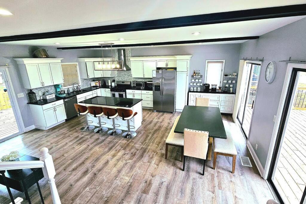 Kuchyň nebo kuchyňský kout v ubytování Gorgeous A-Frame on Cedar Lake