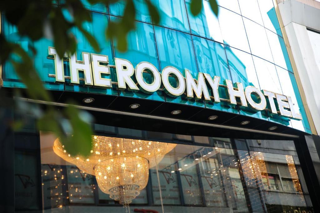 un cartello su un edificio con un lampadario a braccio di The Roomy Hotel Nişantaşı a Istanbul