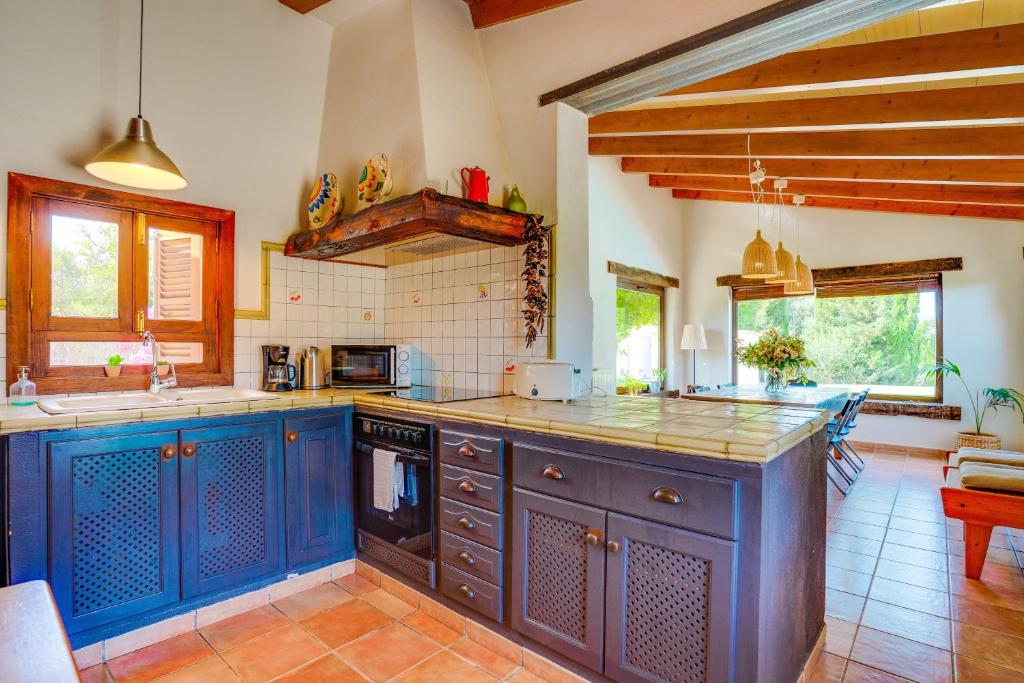 Kuchyň nebo kuchyňský kout v ubytování Villa PORXET by Mallorca Villa Selection