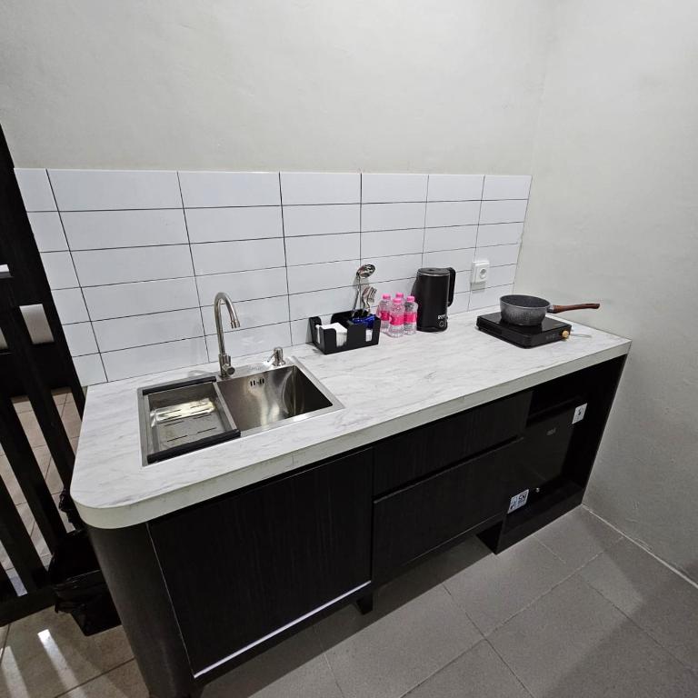 Kuchyň nebo kuchyňský kout v ubytování Airlangga Hotel