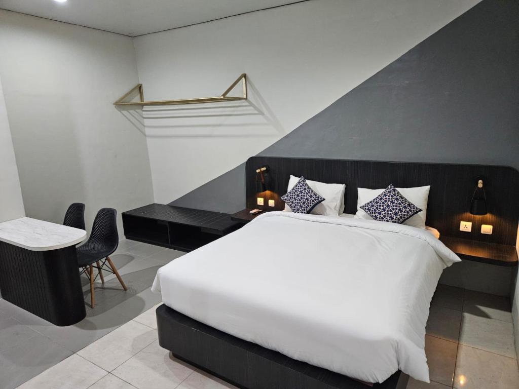 Postel nebo postele na pokoji v ubytování Airlangga Hotel