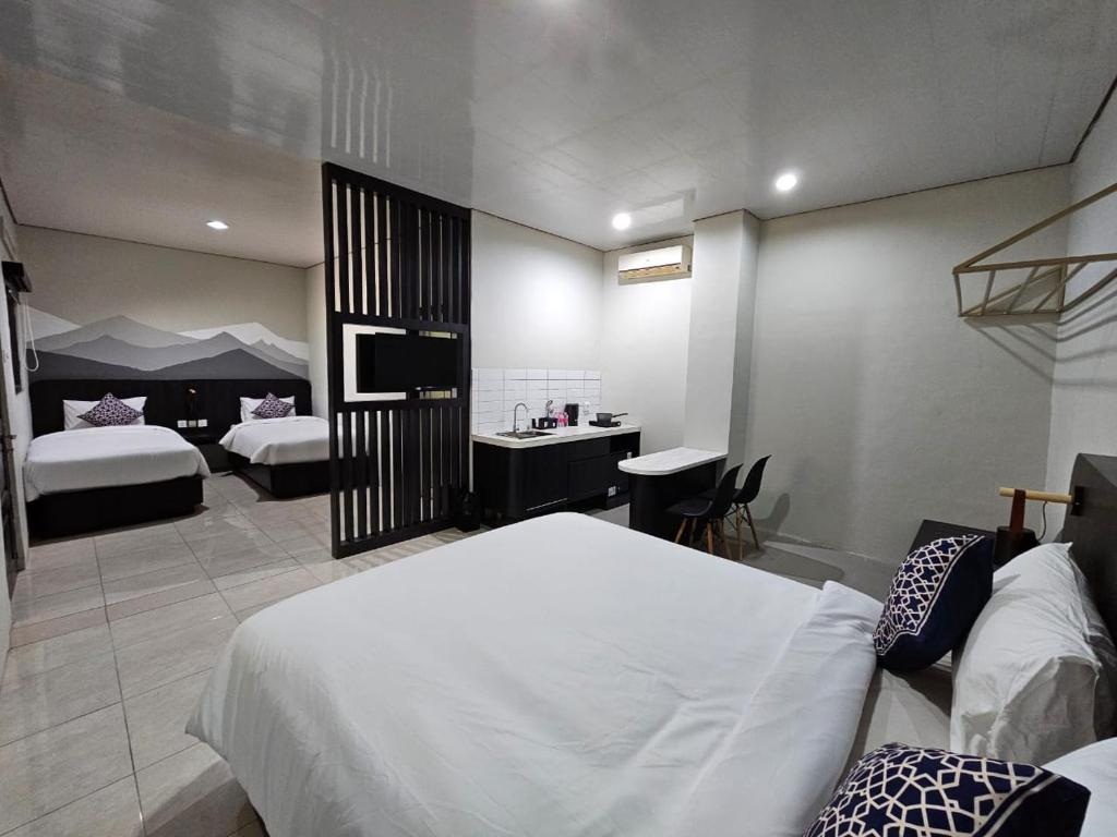Postel nebo postele na pokoji v ubytování Airlangga Hotel