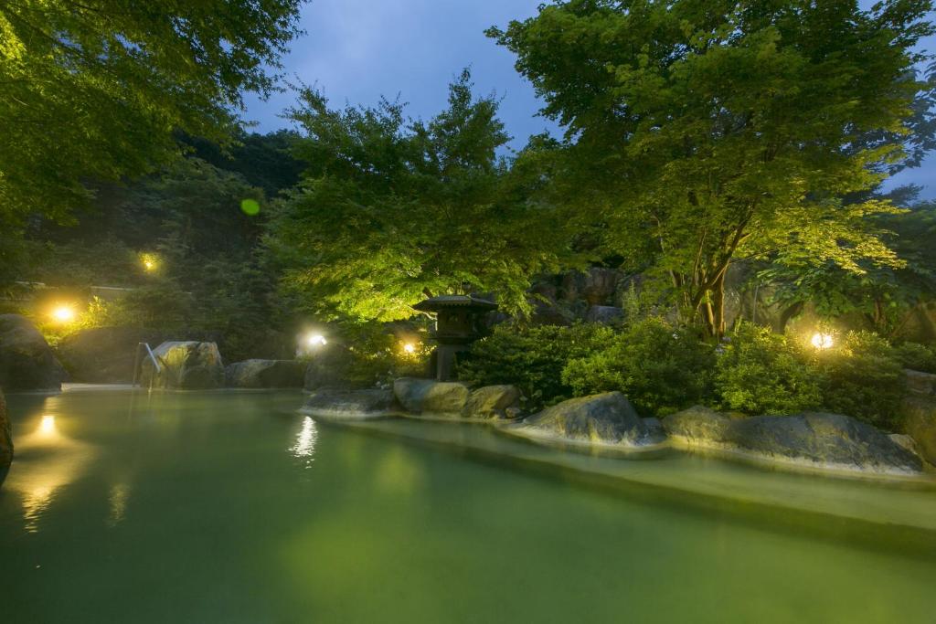 - Vistas al río por la noche en Okuhida Garden Hotel Yakedake en Takayama