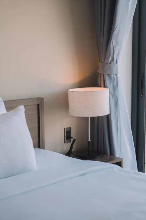 Postel nebo postele na pokoji v ubytování Canary Dalat Hotel