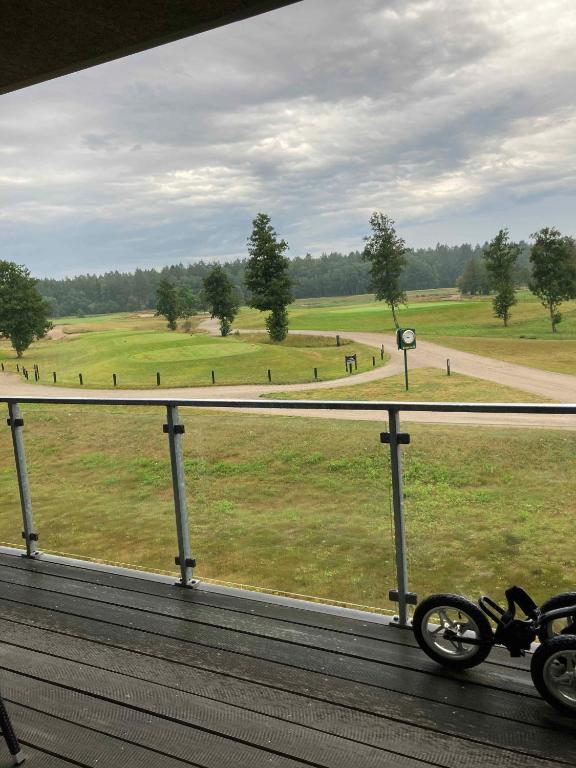 una motocicletta su un ponte con vista su un campo di Cottage Near Scandinavias Finest Golf Courses a Nimtofte