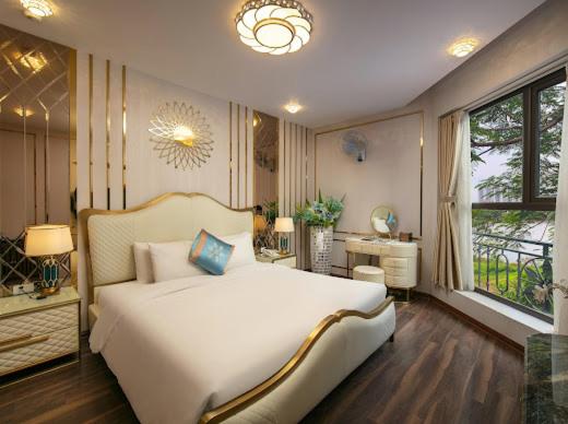 Postel nebo postele na pokoji v ubytování Bao Ngoc Hotel Linh Dam